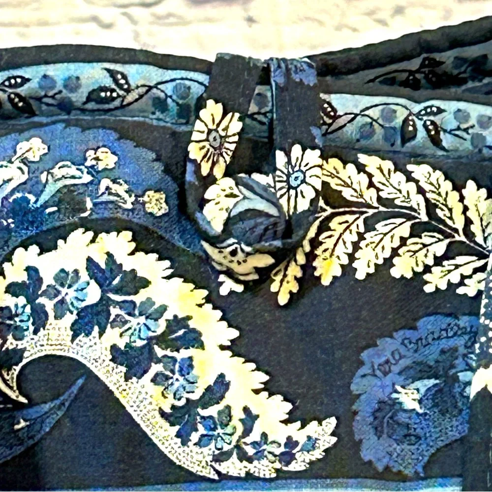 VERA BRADLEY blue Coin Leaf pattern should bag with button closure - Picture 5 of 9